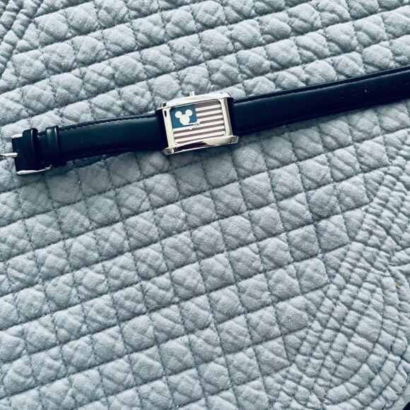 Disney Vintage Mickey Mouse USA Flag Watch - Working! New Battery 12/11/24 EUC - Picture 4 of 7